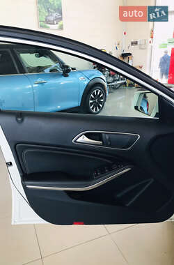 Хэтчбек Mercedes-Benz A-Class 2016 в 