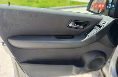 Хэтчбек Mercedes-Benz A-Class 2011 в 