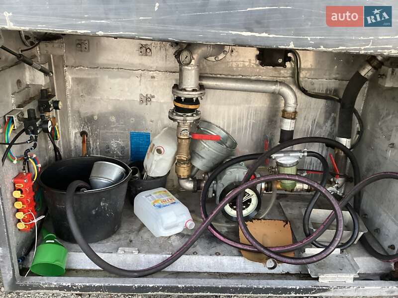 Бензовоз Mercedes-Benz Actros 2008 в Львове