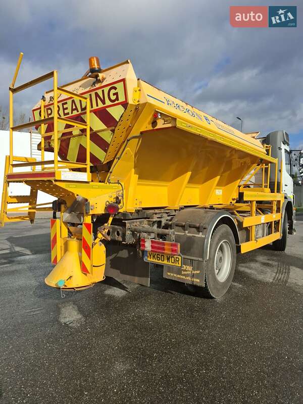 Пескоразбрасывающая машина Mercedes-Benz Axor 2010 в Львове