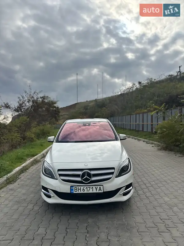 Хетчбек Mercedes-Benz B-Class 2016 в 