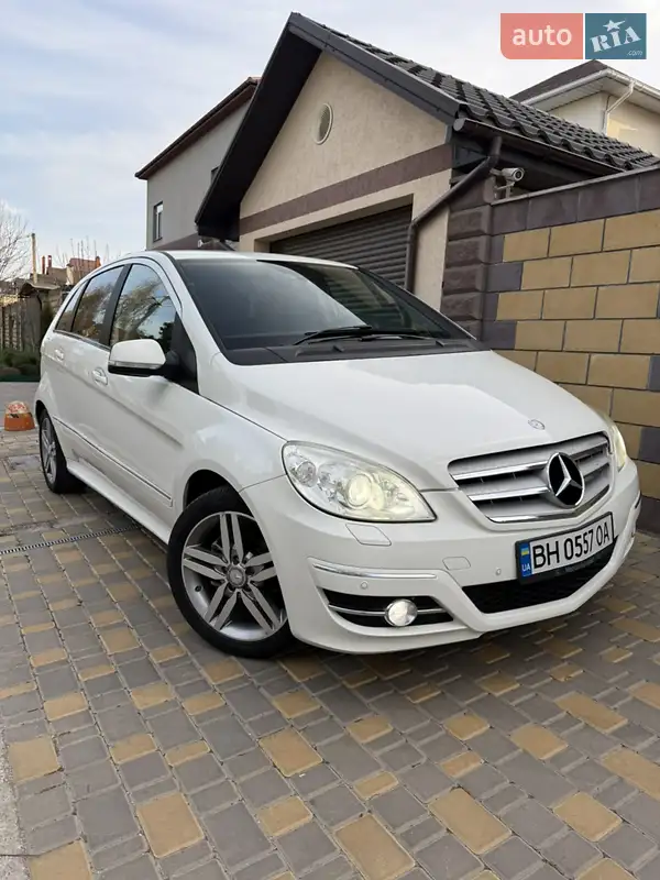 Хэтчбек Mercedes-Benz B-Class 2010 в 