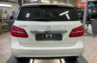 Хэтчбек Mercedes-Benz B-Class 2017 в 