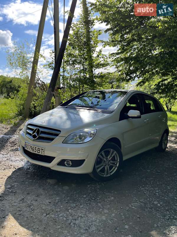 Хетчбек Mercedes-Benz B-Class 2011 в Івано-Франківську