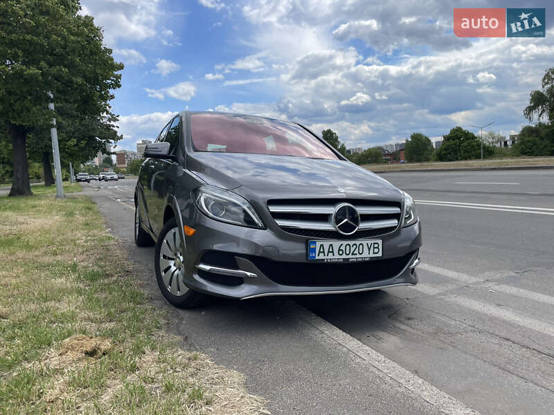 Хэтчбек Mercedes-Benz B-Class 2016 в 