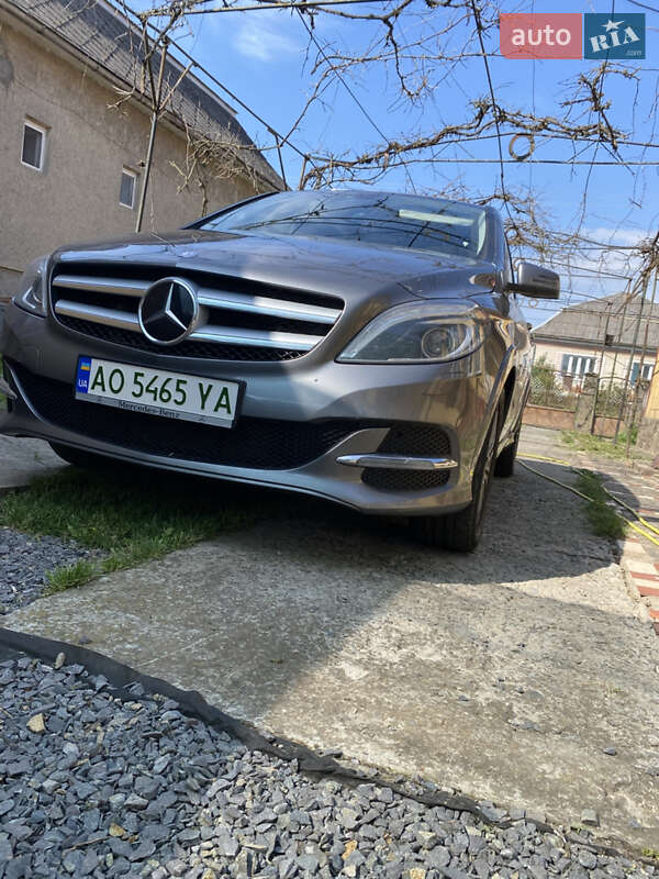 Хэтчбек Mercedes-Benz B-Class 2017 в 