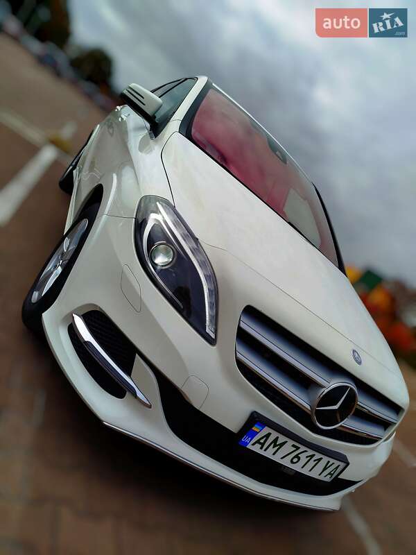 Хетчбек Mercedes-Benz B-Class 2015 в  фото Хетчбек Mercedes-Benz B-Class 2015 в