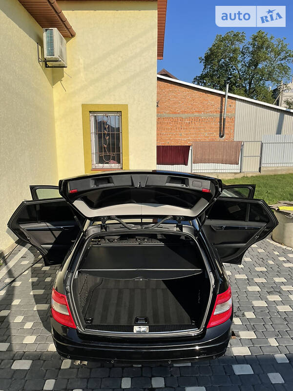 Універсал Mercedes-Benz C-Class 2010 в Чернівцях