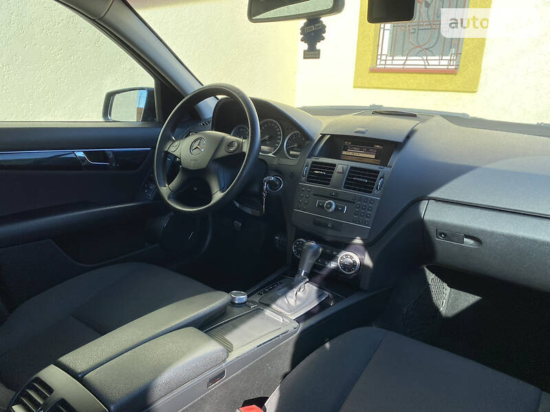 Універсал Mercedes-Benz C-Class 2010 в Чернівцях