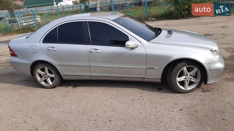 Седан Mercedes-Benz C-Class 2003 в Днепре