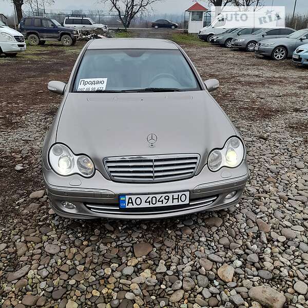 Седан Mercedes-Benz C-Class 2005 в Сваляве