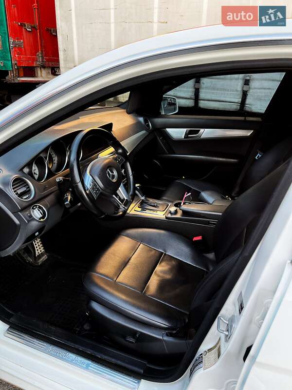 Седан Mercedes-Benz C-Class 2011 в Львове