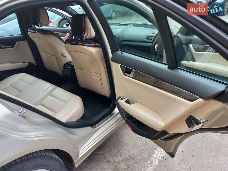 Седан Mercedes-Benz C-Class 2010 в Дніпрі