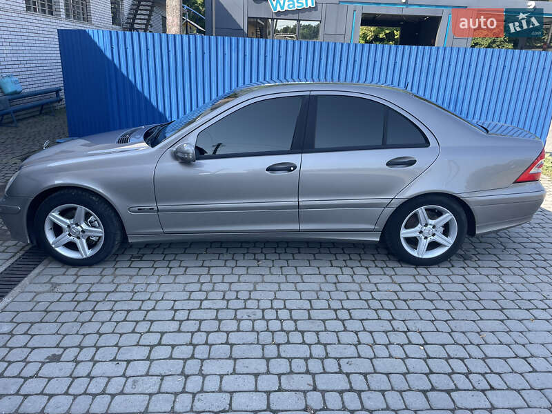 Седан Mercedes-Benz C-Class 2004 в 