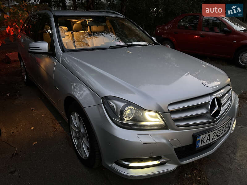 Універсал Mercedes-Benz C-Class 2011 в Києві