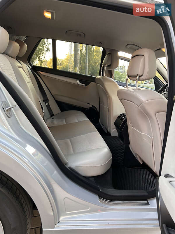 Універсал Mercedes-Benz C-Class 2011 в Києві