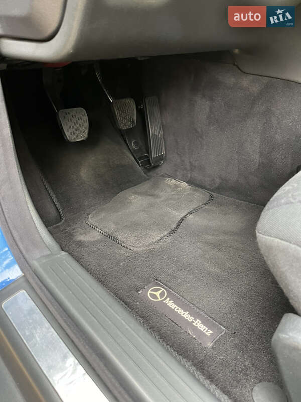 Седан Mercedes-Benz C-Class 2002 в Запоріжжі