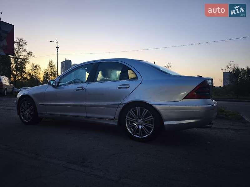 Седан Mercedes-Benz C-Class 2005 в Киеве