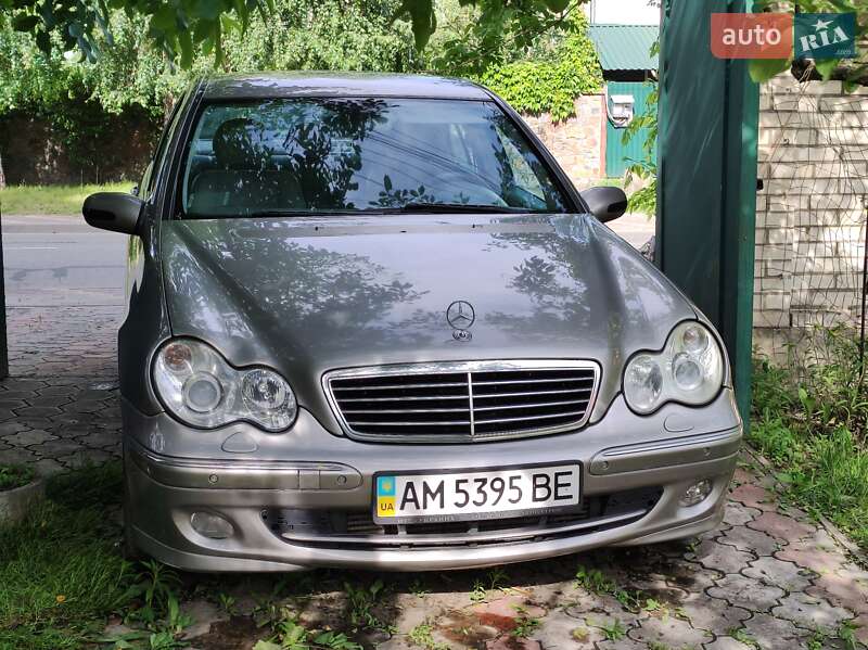 Седан Mercedes-Benz C-Class 2004 в 