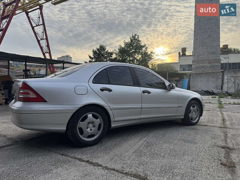 Седан Mercedes-Benz C-Class 2004 в Киеве
