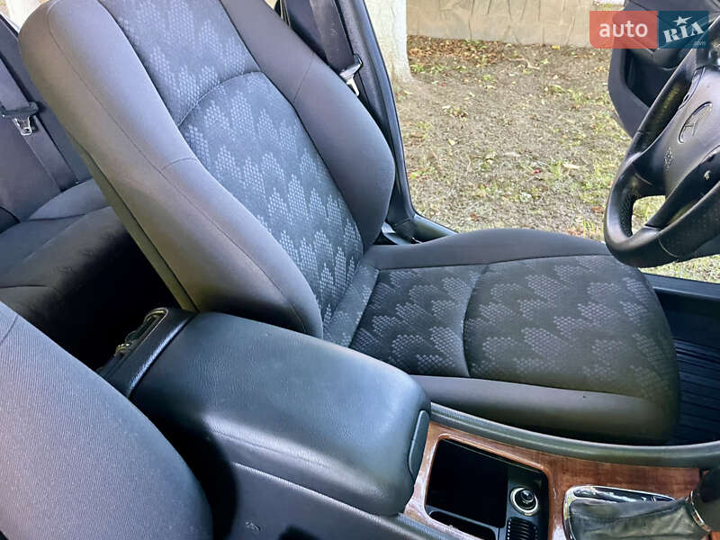 Седан Mercedes-Benz C-Class 2002 в Чернівцях