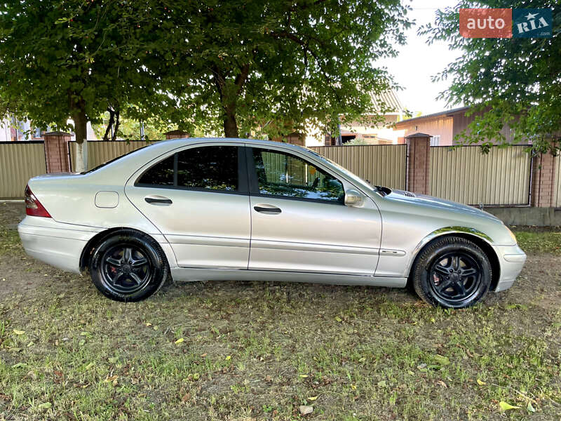 Седан Mercedes-Benz C-Class 2002 в Чернівцях