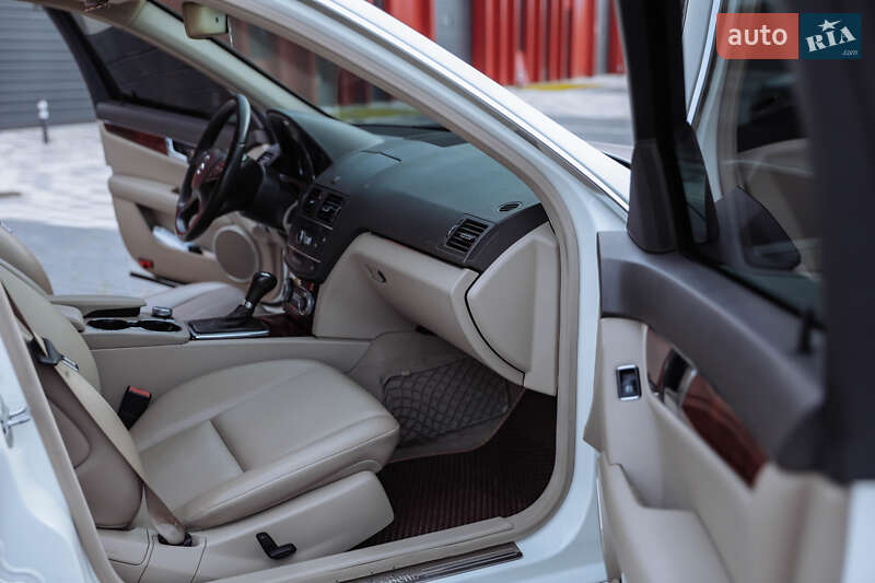 Седан Mercedes-Benz C-Class 2010 в Львове