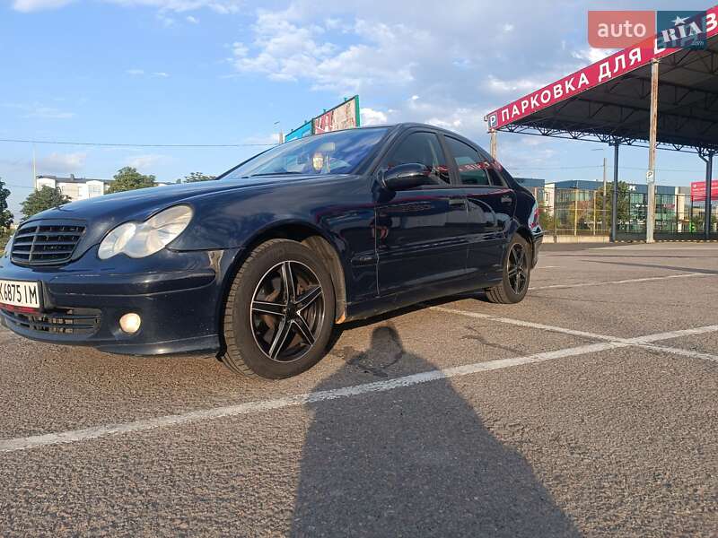 Седан Mercedes-Benz C-Class 2005 в Ровно