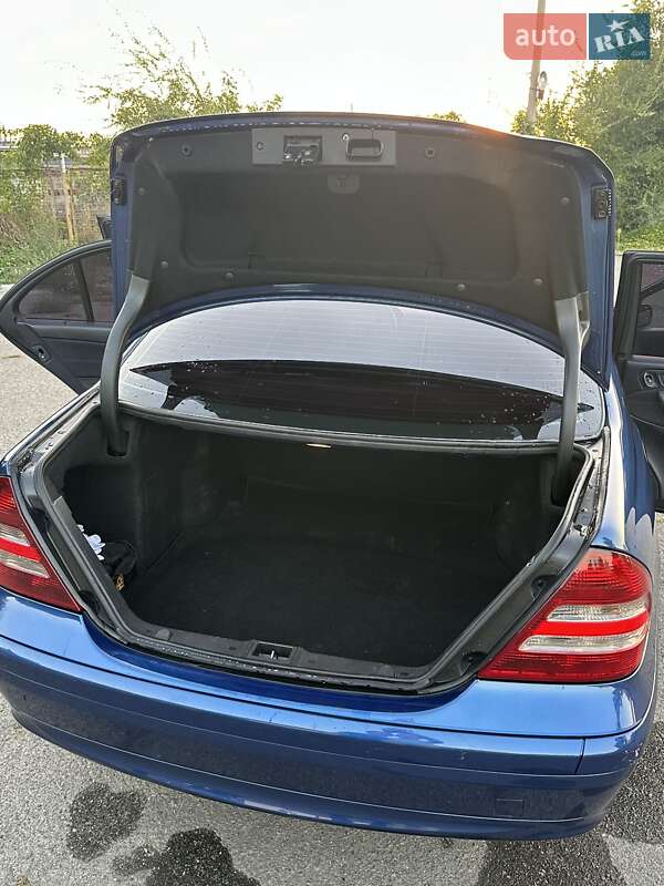 Седан Mercedes-Benz C-Class 2004 в Запоріжжі