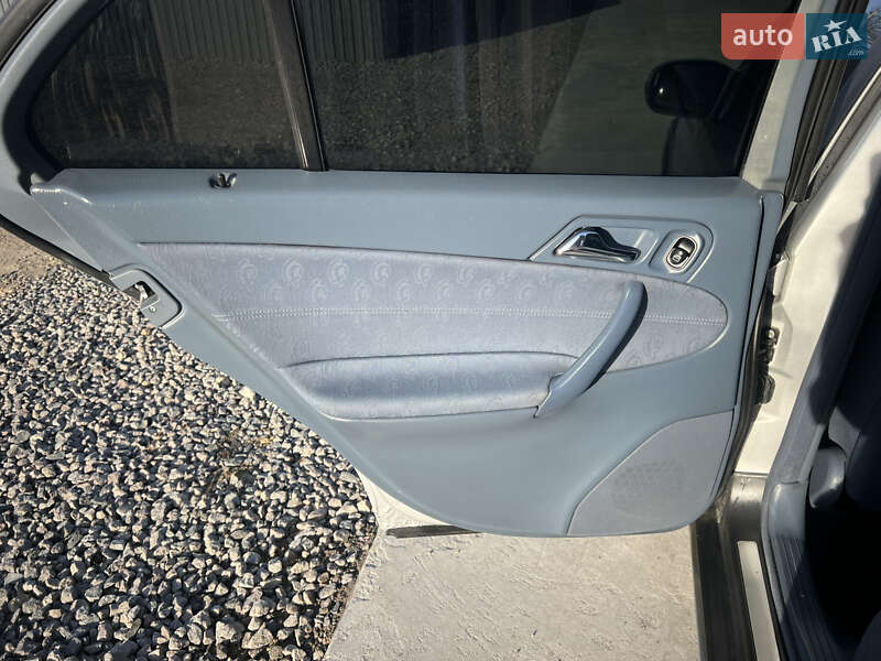 Седан Mercedes-Benz C-Class 2002 в Львове
