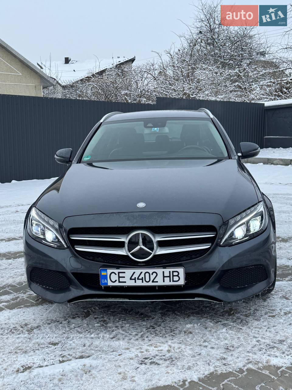 Продається чудовий Mercedes-Benz C-Class універсал (S205) 2016 року випуску в комплектації 220d BlueTec (170 к.с., дизель 2.1 л, Євро-6). Автоматична коробка, задній привід. Пригнаний з Німеччини, перша реєстрація в Україні у 2021 році.
Стан:
Пробіг 290 тис. км (підтверджений сервісною історією + перевірка ********** Авто повністю непошкоджене, без ДТП, без обтяжень, без обмежень. Гаражне зберігання, по факту один власник в Україні. Лакофарбове покриття як нове, сірий металік.
Комплектація (багато чого є вже в базі + доповнення):
• Максимальні Світлодіодні фари з адаптивним освітленням та омивачем
• Денні ходові вогні, система управління дальнім світлом
• люк
• 2-зонний клімат-контроль
• Підігрів передніх сидінь, електрорегулювання з пам’яттю
• Шкіряне кермо, мультикермо
• Навігація, Bluetooth, USB
• Задня камера + передні/задні парктроніки + система автоматичного паркування
• Багата система безпеки: адаптивний круїз-контроль, контроль смуги, розпізнавання знаків, датчик втоми, 7 подушок безпеки
• Фаркоп, захист картера та КПП.
• Датчики тиску в шинах, система старт-стоп
Технічний стан:
Двигун OM651 – надійний і економічний (реально 5–7 л/100 км змішаний цикл). Коробка 7G-Tronic+ працює ідеально. Авто повністю обслуговувалося в офіційних сервісах. Готовий до будь-якої перевірки на СТО – запрошуємо!
Ціна: 15 800 $
Локація: Чернівці.
Це не просто універсал – це комфортний, безпечний і економічний автомобіль для сім’ї, поїздок на далекі відстані або щоденного використання. Якщо шукаєте надійний Mercedes у хорошому стані – пишіть або телефонуйте!