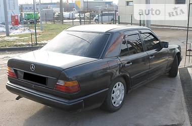 Седан Mercedes-Benz E-Class 1986 в Николаеве