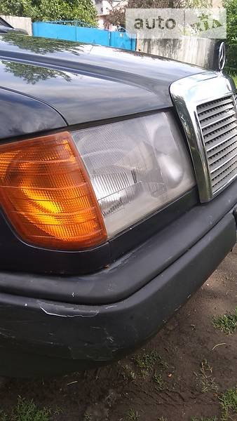 Седан Mercedes-Benz E-Class 1988 в Варві