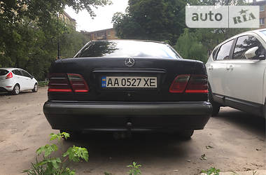 Седан Mercedes-Benz E-Class 2001 в Киеве