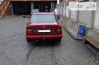 Седан Mercedes-Benz E-Class 1990 в Иршаве