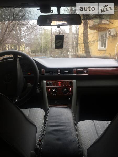 Седан Mercedes-Benz E-Class 1987 в Желтых Водах