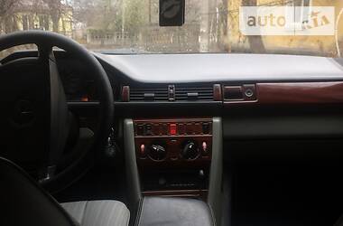 Седан Mercedes-Benz E-Class 1987 в 