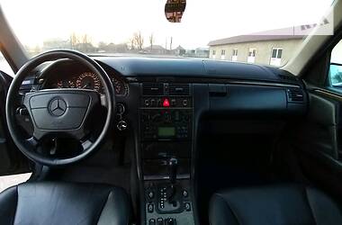 Седан Mercedes-Benz E-Class 2000 в 