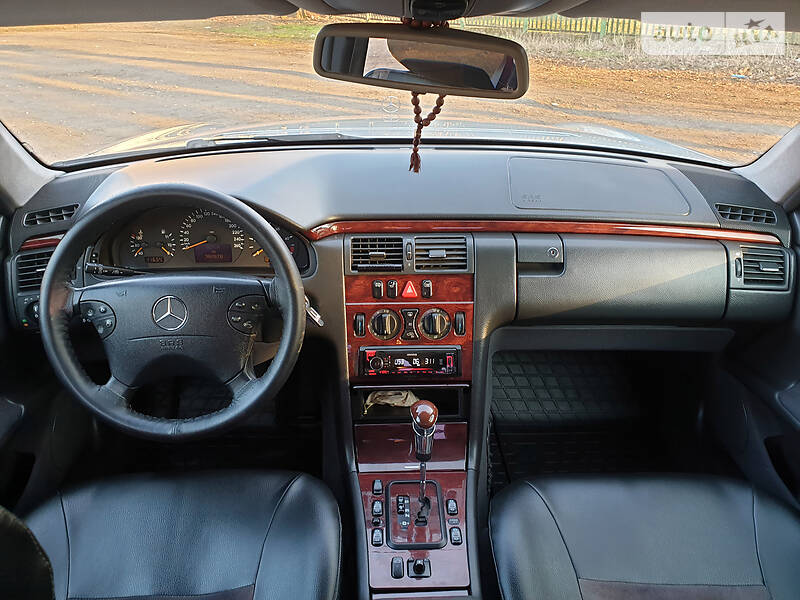 Седан Mercedes-Benz E-Class 2001 в Тернополі