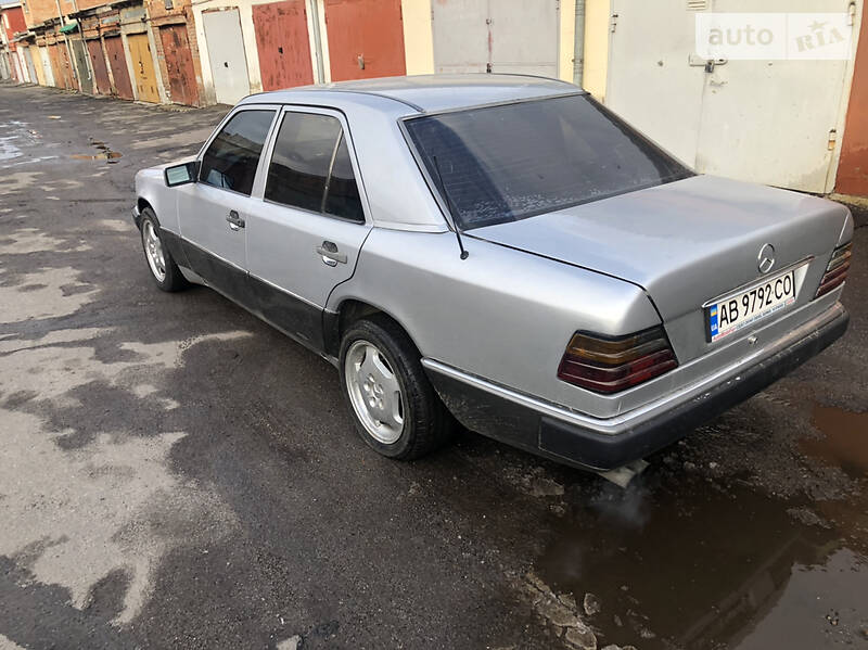 Седан Mercedes-Benz E-Class 1992 в 