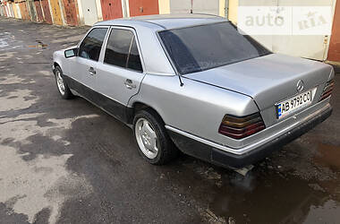Седан Mercedes-Benz E-Class 1992 в 