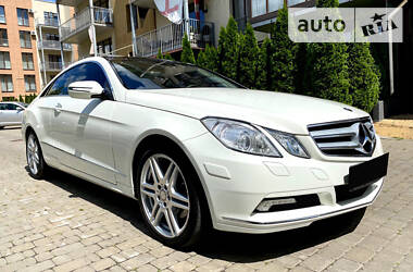 Купе Mercedes-Benz E-Class 2010 в 