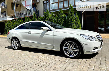 Купе Mercedes-Benz E-Class 2010 в 