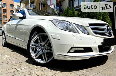 Купе Mercedes-Benz E-Class 2010 в 