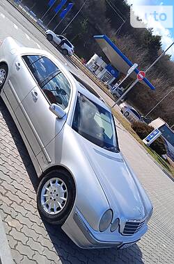 Седан Mercedes-Benz E-Class 2001 в Могилев-Подольске
