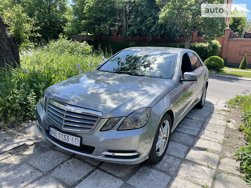 Седан Mercedes-Benz E-Class 2010 в Дніпрі