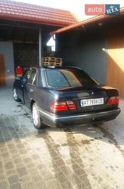Седан Mercedes-Benz E-Class 2001 в 