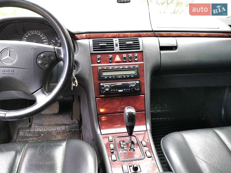 Седан Mercedes-Benz E-Class 2000 в Звенигородці
