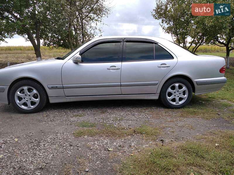Седан Mercedes-Benz E-Class 2000 в Звенигородці