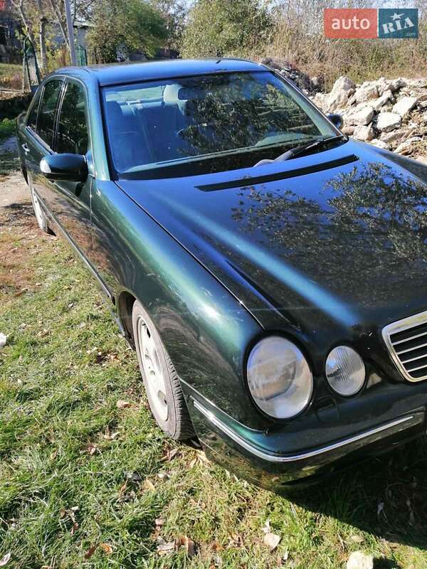 Седан Mercedes-Benz E-Class 2001 в Львові